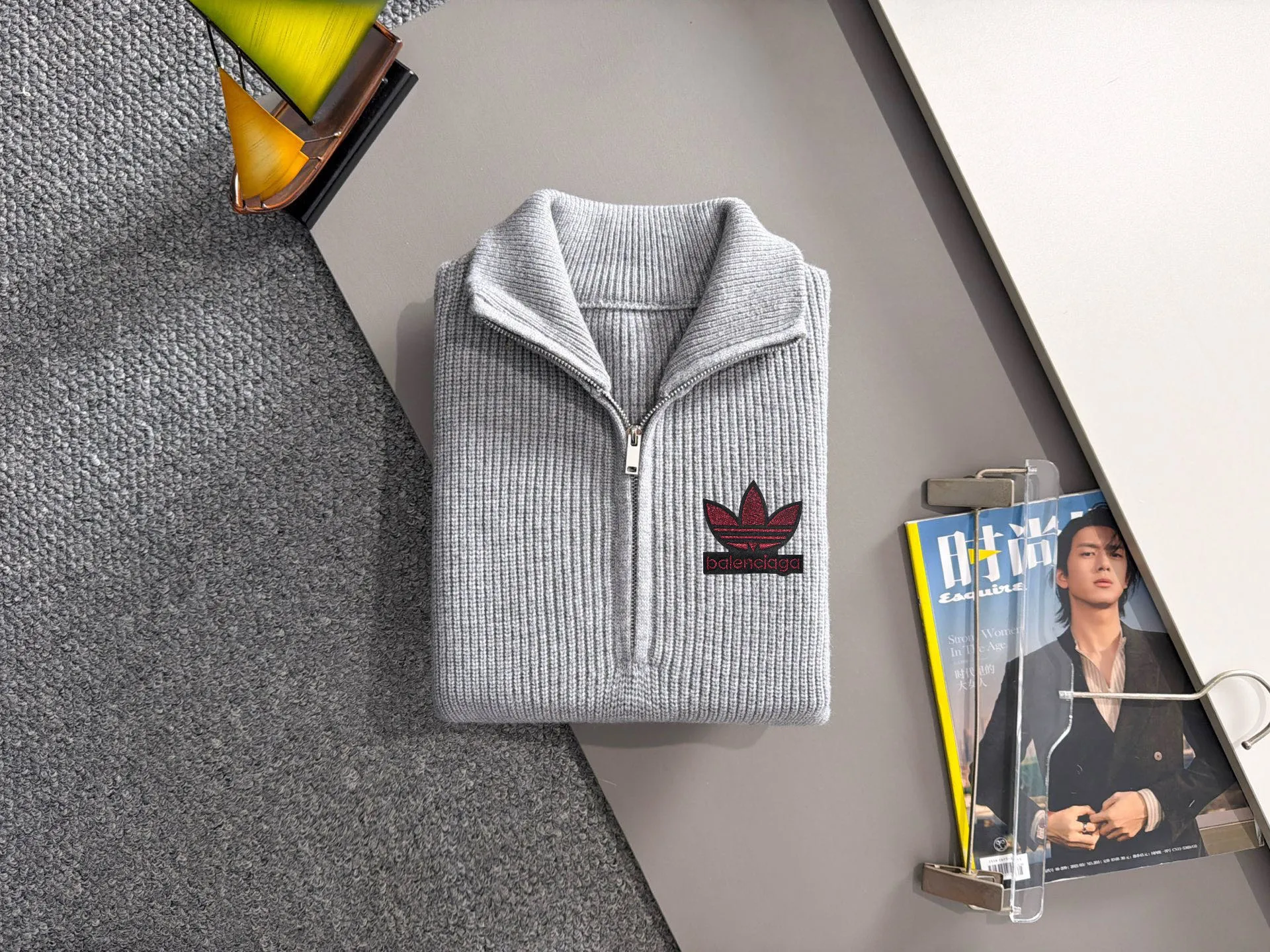 The latest knitted sweaters from Paris Clover's 2026 autumn and winter official website are on sale at the same time at Hot Sale! Specially made of wool blended fabric. It feels comfortable and can be directly in contact with the skin. The logo badge is exquisitely embroidered, which is extremely eye-catching! The details highlight the fashionable charm of big brands. Exquisite workmanship. Three-dimensional cutting style. The wearing effect is invincible and handsome! All three standards are complete! Sizes:M-3XL